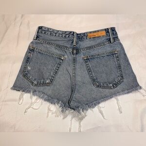 NWOT women’s GRLFRND button front Cindy frayed denim Jean shorts. Size 26.